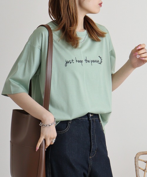 EGLANTINE(エグランティーヌ)の「Eglantine ロゴ刺繍シンプルTシャツ(Tシャツ/カットソー・レディース・エメラルド/ブラック/グレイッシュベージュ・40)」の4枚目の写真