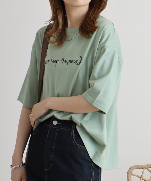 EGLANTINE(エグランティーヌ)の「Eglantine ロゴ刺繍シンプルTシャツ(Tシャツ/カットソー・レディース・エメラルド/ブラック/グレイッシュベージュ・40)」の5枚目の写真