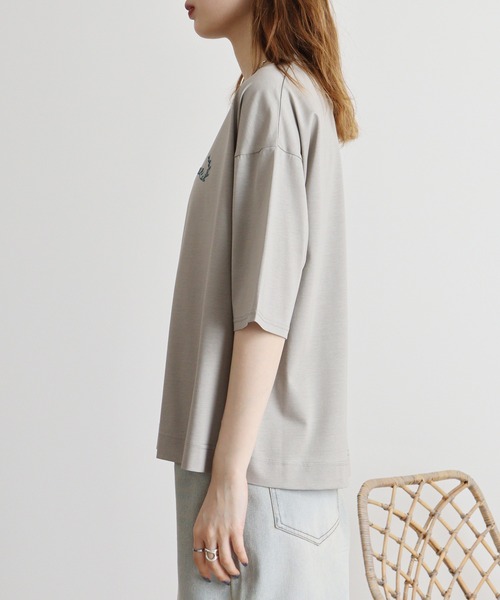 EGLANTINE(エグランティーヌ)の「Eglantine ロゴ刺繍シンプルTシャツ(Tシャツ/カットソー・レディース・エメラルド/ブラック/グレイッシュベージュ・40)」の10枚目の写真