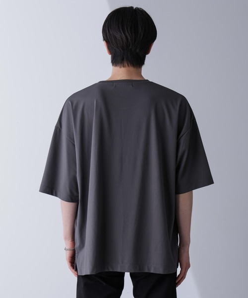 NANO universe(ナノユニバース)の「ルーズネックビッグTシャツ 半袖(Tシャツ/カットソー・メンズ・ホワイト/チャコール・M/L)」の7枚目の写真