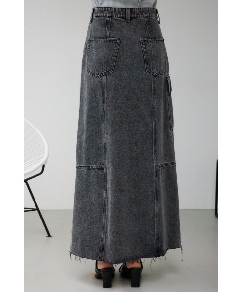AZUL by moussy（アズールバイマウジー）の「96ケミカルウォッシュロングカーゴスカート（デニムスカート・レディース・ブラック/ブルー・SMALL/MEDIUM）」の4枚目の写真
