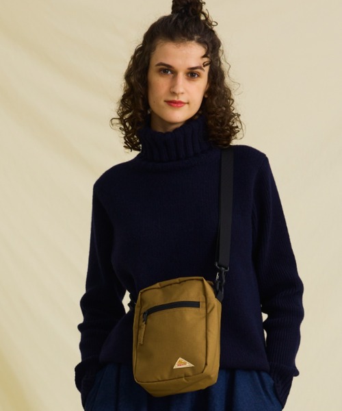 KELTY(ケルティ)の「500mlペットボトルが入る【KELTY】ミニショルダー/ MINI VERTICAL SHOULDER(ショルダーバッグ・メンズ・レオパード/タン/その他4/セージグリーン/その他3/その他2/その他1/マスタード/ネイビー/モカ/ブラック/グレー系その他/ブラウン系その他/オリーブ・FREE)」の5枚目の写真