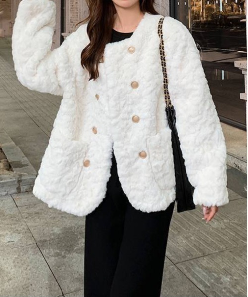 gossip!ロサンゼルス(ゴシップロサンゼルス)の「ゴールドボタンフェイクムートンファー中綿ジャケット(その他アウター・レディース・オフホワイト/グレー・FREE)」の3枚目の写真