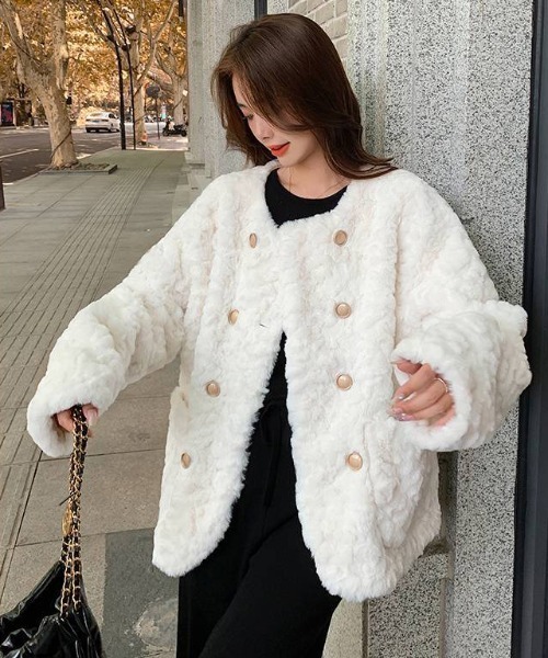 gossip!ロサンゼルス(ゴシップロサンゼルス)の「ゴールドボタンフェイクムートンファー中綿ジャケット(その他アウター・レディース・オフホワイト/グレー・FREE)」の4枚目の写真