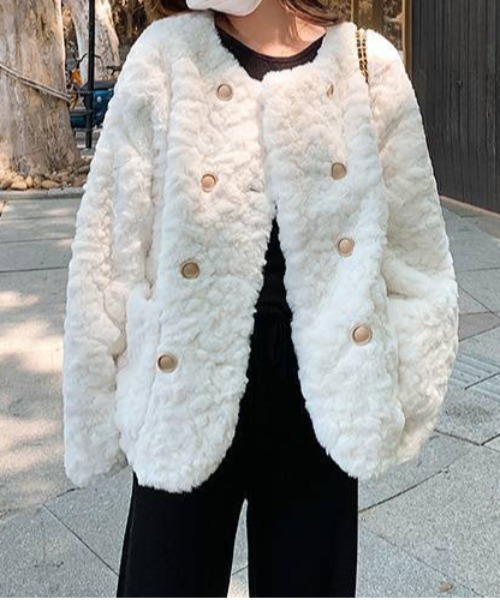 gossip!ロサンゼルス(ゴシップロサンゼルス)の「ゴールドボタンフェイクムートンファー中綿ジャケット(その他アウター・レディース・オフホワイト/グレー・FREE)」の5枚目の写真