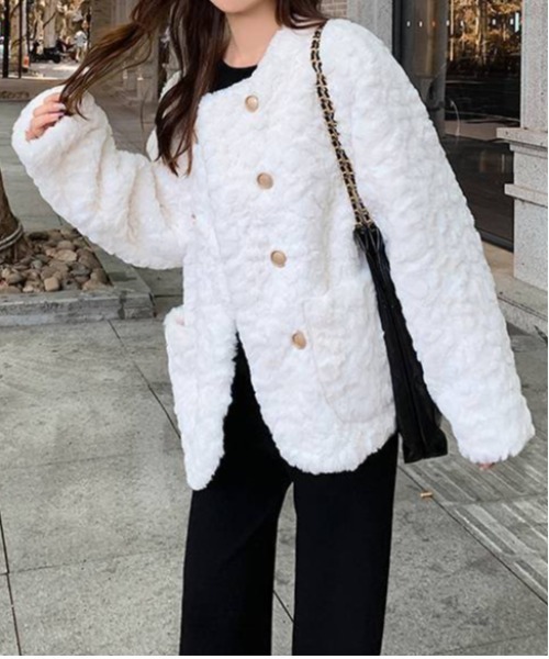 gossip!ロサンゼルス(ゴシップロサンゼルス)の「ゴールドボタンフェイクムートンファー中綿ジャケット(その他アウター・レディース・オフホワイト/グレー・FREE)」の6枚目の写真
