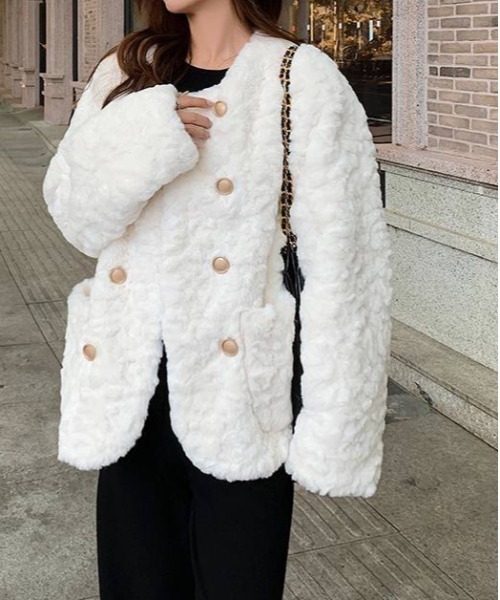 gossip!ロサンゼルス(ゴシップロサンゼルス)の「ゴールドボタンフェイクムートンファー中綿ジャケット(その他アウター・レディース・オフホワイト/グレー・FREE)」の8枚目の写真