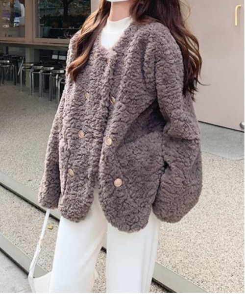gossip!ロサンゼルス(ゴシップロサンゼルス)の「ゴールドボタンフェイクムートンファー中綿ジャケット(その他アウター・レディース・オフホワイト/グレー・FREE)」の9枚目の写真