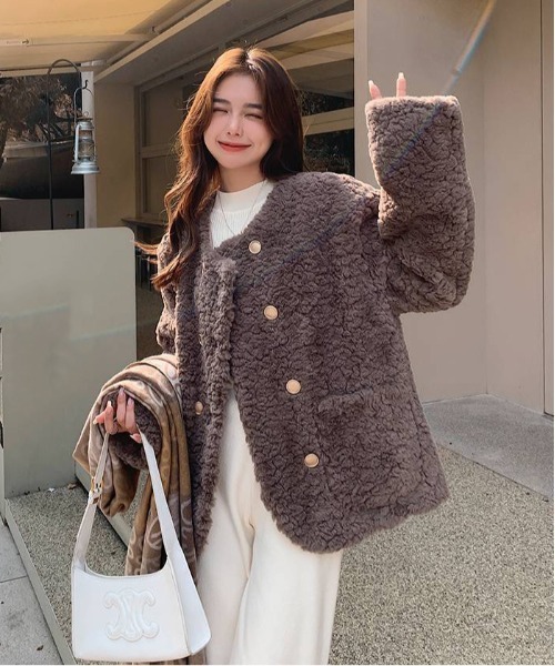 gossip!ロサンゼルス(ゴシップロサンゼルス)の「ゴールドボタンフェイクムートンファー中綿ジャケット(その他アウター・レディース・オフホワイト/グレー・FREE)」の10枚目の写真