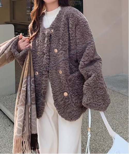 gossip!ロサンゼルス(ゴシップロサンゼルス)の「ゴールドボタンフェイクムートンファー中綿ジャケット(その他アウター・レディース・オフホワイト/グレー・FREE)」の11枚目の写真