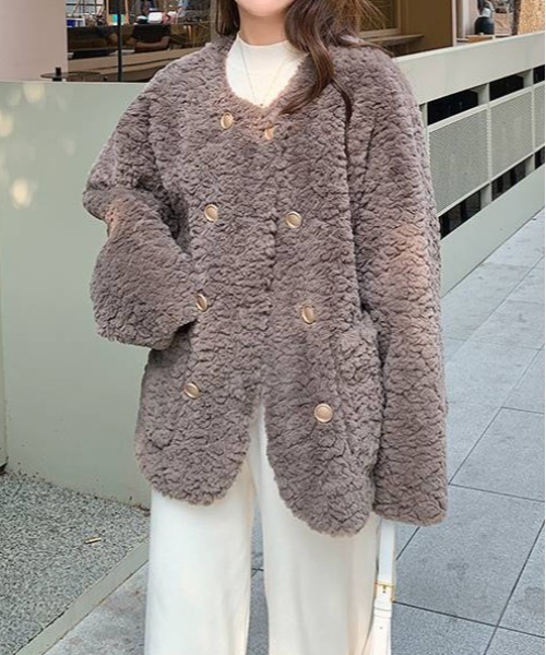 gossip!ロサンゼルス(ゴシップロサンゼルス)の「ゴールドボタンフェイクムートンファー中綿ジャケット(その他アウター・レディース・オフホワイト/グレー・FREE)」の12枚目の写真