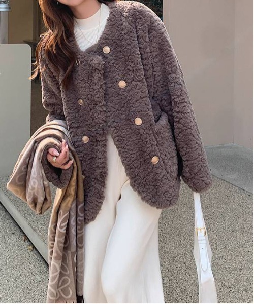 gossip!ロサンゼルス(ゴシップロサンゼルス)の「ゴールドボタンフェイクムートンファー中綿ジャケット(その他アウター・レディース・オフホワイト/グレー・FREE)」の13枚目の写真