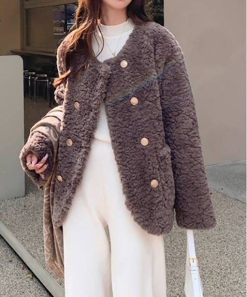 gossip!ロサンゼルス(ゴシップロサンゼルス)の「ゴールドボタンフェイクムートンファー中綿ジャケット(その他アウター・レディース・オフホワイト/グレー・FREE)」の14枚目の写真