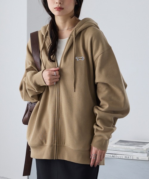 MONO-MART(モノマート)の「PENNEYS/ペニーズ 別注 THE FOX ロゴ ワンポイントワッペン刺繍オーバーサイズジップパーカー(パーカー・レディース・チャコール/ネイビー/ライトグレー/レッド系/ブラック/ナチュラル/ブルー/杢グレー/ブラウン/ベージュ/オフホワイト/ライトブルー/ピンク・S/M/L)」の8枚目の写真