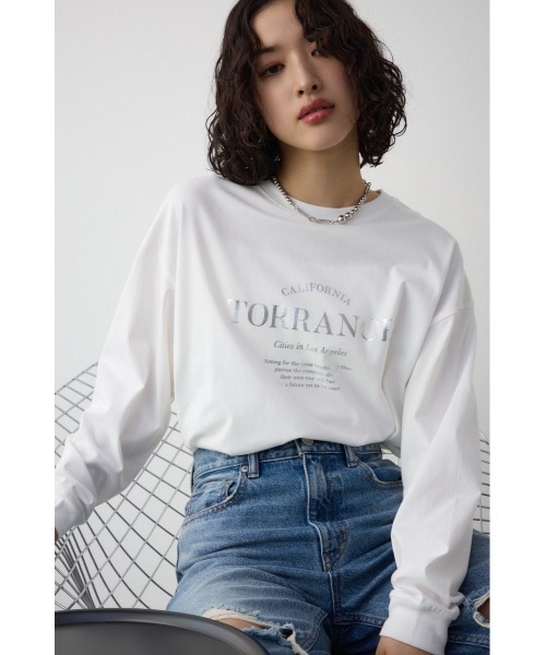 AZUL by moussy(アズールバイマウジー)の「メタリックロゴロングTシャツ(Tシャツ/カットソー・レディース・オフホワイト/ブラック/スモークピンク・FREE)」の1枚目の写真