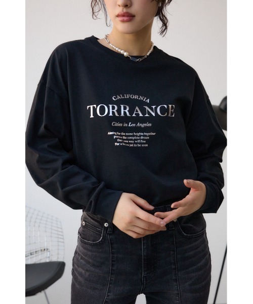 AZUL by moussy(アズールバイマウジー)の「メタリックロゴロングTシャツ(Tシャツ/カットソー・レディース・オフホワイト/ブラック/スモークピンク・FREE)」の2枚目の写真