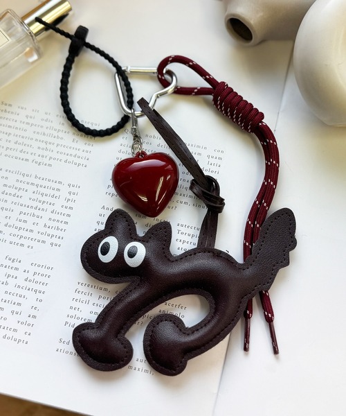 NOLITA LABORATORY（ノリータラボラトリー）の「【 NOLITA / ノリータ 】レザータイプ 猫 ハート ロープストラップ カラビナ バッグチャームにもなるキーホルダー（チャーム・レディース・レッド/ブラック/ブラウン・FREE）」の3枚目の写真