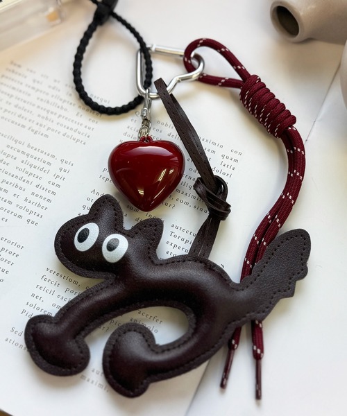 NOLITA LABORATORY（ノリータラボラトリー）の「【 NOLITA / ノリータ 】レザータイプ 猫 ハート ロープストラップ カラビナ バッグチャームにもなるキーホルダー（チャーム・レディース・レッド/ブラック/ブラウン・FREE）」の5枚目の写真