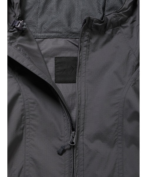 DAIWA PIER39(ダイワピア39)の「DAIWA PIER39 TECH TRAVEL ANORAK BJ-61025(その他アウター・メンズ・チャコールグレー/ブラック/カーキ・X-LARGE/LARGE/MEDIUM/SMALL)」の5枚目の写真