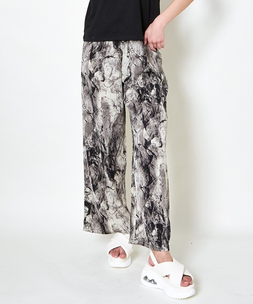 GORGE(ゴージ)の「《美脚×ゆるシルエット》レディース 柄デシン ワイドパンツ 体型カバー 春夏秋(その他パンツ・レディース・ベージュ/ブラック/チャコール・F)」の3枚目の写真