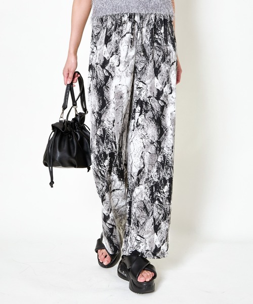 GORGE(ゴージ)の「《美脚×ゆるシルエット》レディース 柄デシン ワイドパンツ 体型カバー 春夏秋(その他パンツ・レディース・ベージュ/ブラック/チャコール・F)」の2枚目の写真