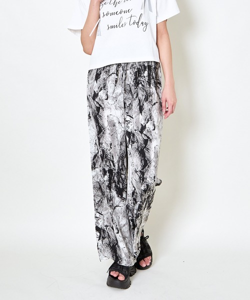 GORGE(ゴージ)の「《美脚×ゆるシルエット》レディース 柄デシン ワイドパンツ 体型カバー 春夏秋(その他パンツ・レディース・ベージュ/ブラック/チャコール・F)」の15枚目の写真