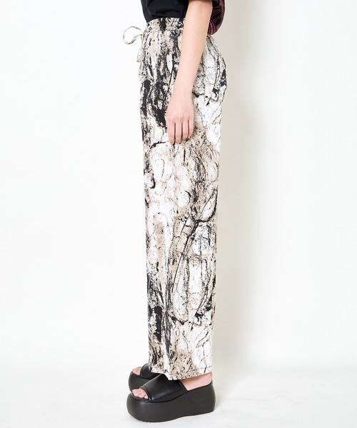 GORGE(ゴージ)の「《美脚×ゆるシルエット》レディース 柄デシン ワイドパンツ 体型カバー 春夏秋(その他パンツ・レディース・ベージュ/ブラック/チャコール・F)」の5枚目の写真