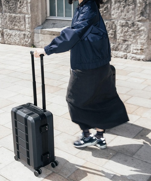 ESTNATION(エストネーション)の「Db / RamverkPro Carry-on 36L(スーツケース/キャリーバッグ・メンズ・ブラック/シルバー・FREE)」の4枚目の写真