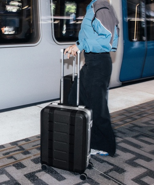 ESTNATION(エストネーション)の「Db / RamverkPro Carry-on 36L(スーツケース/キャリーバッグ・メンズ・ブラック/シルバー・FREE)」の5枚目の写真