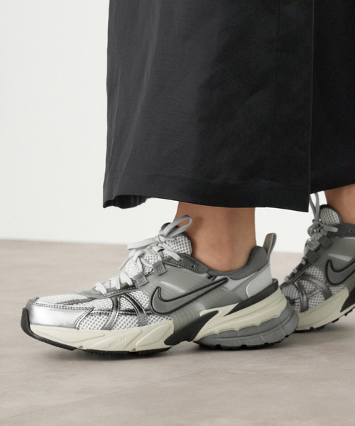 IENA（イエナ）の「NIKE/ナイキ V2K RUN スニーカー FD0736（スニーカー・レディース・シルバー・23.5cm/23cm/25cm/24.5cm/24cm）」の2枚目の写真
