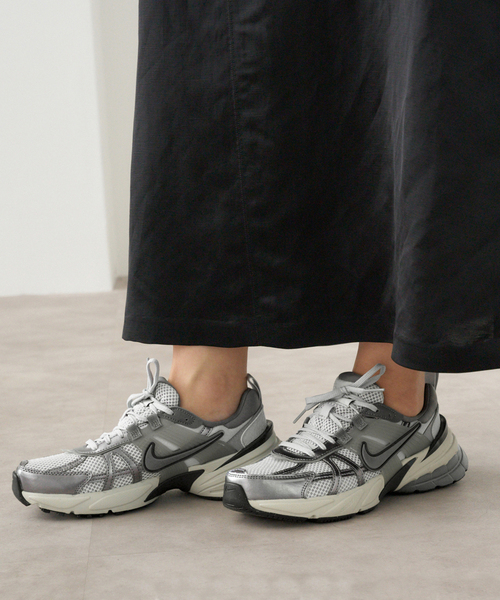 IENA（イエナ）の「NIKE/ナイキ V2K RUN スニーカー FD0736（スニーカー・レディース・シルバー・23.5cm/23cm/25cm/24.5cm/24cm）」の3枚目の写真