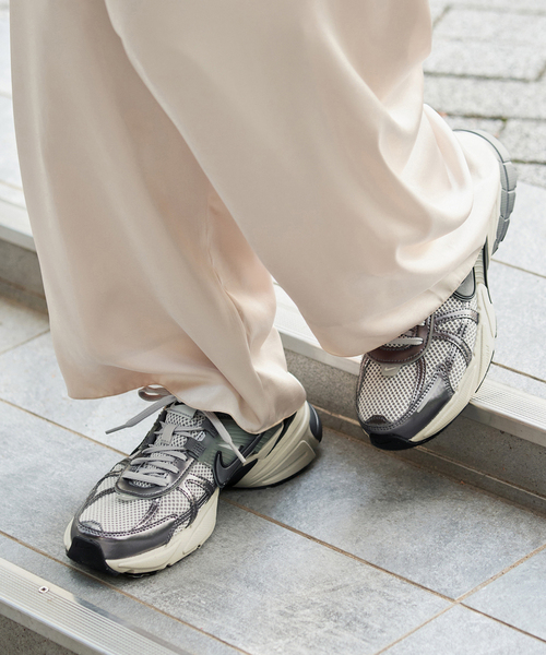 IENA（イエナ）の「NIKE/ナイキ V2K RUN スニーカー FD0736（スニーカー・レディース・シルバー・23.5cm/23cm/25cm/24.5cm/24cm）」の5枚目の写真
