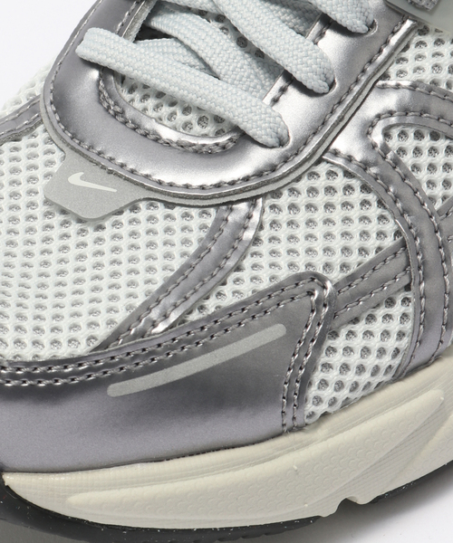 IENA（イエナ）の「NIKE/ナイキ V2K RUN スニーカー FD0736（スニーカー・レディース・シルバー・23.5cm/23cm/25cm/24.5cm/24cm）」の16枚目の写真