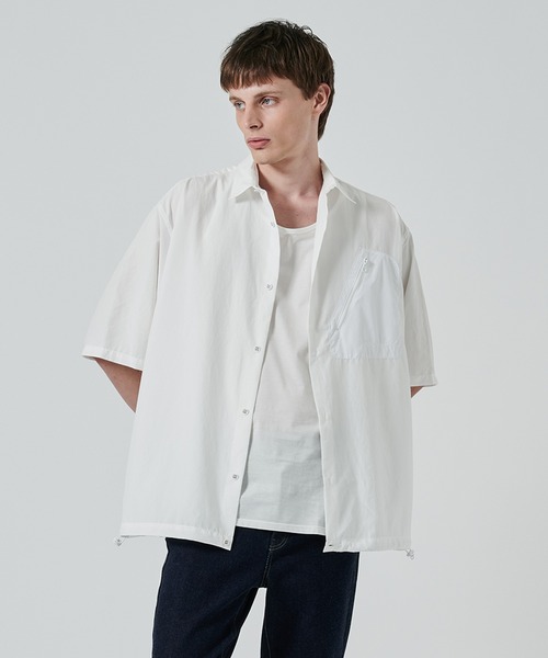 WHITE MOUNTAINEERING(ホワイトマウンテニアリング)の「【White Mountaineering】別注 DRAW CORD S/S POCKET SHIRTS(シャツ/ブラウス・メンズ・ブラック/ホワイト/ダークグレー/ネイビー・3/2/1)」の1枚目の写真