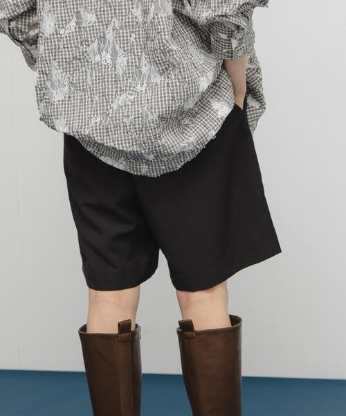 KBF(ケイビーエフ)の「フロントステッチショートパンツ(その他パンツ・レディース・ブラウン/グレー/ブラック・ONE)」の2枚目の写真