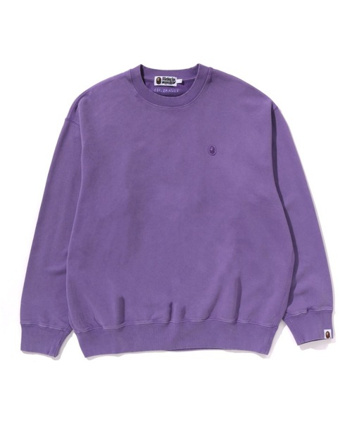 A BATHING APE(アベイシングエイプ)の「GARMENT DYE ONE POINT RELAXED FIT CREWNECK SWEATSHIRT(スウェット・メンズ・パープル/チャコール/レッド/オリーブ・MEDIUM/LARGE/X-LARGE/SMALL/XX-LARGE)」の1枚目の写真