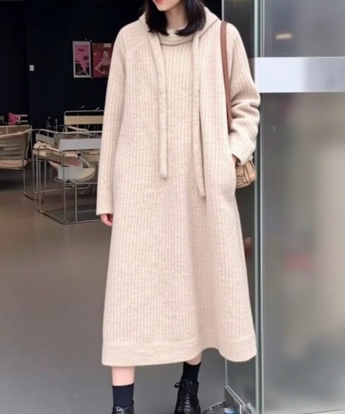 cammie(キャミー)の「フード付きリブニットワンピース(ワンピース・レディース・ネイビー/ブラック/アイボリー/ダークグレー・F)」の7枚目の写真