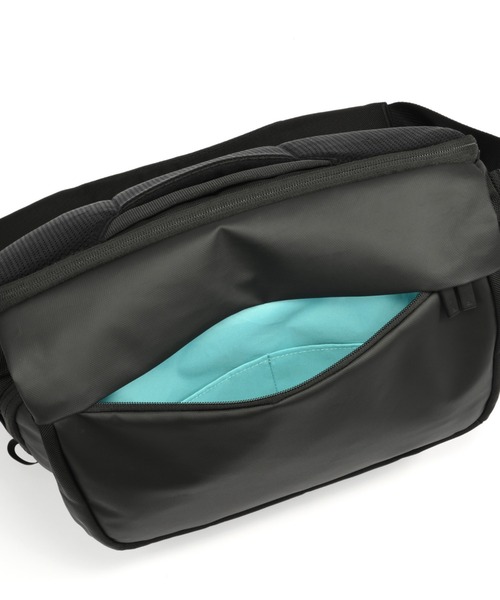 ace.(エース)の「エースジーン ショルダーバッグ ラグレンティスクロス A4サイズ収納可能 13.3inchPC収納 16L 810g 68797(ショルダーバッグ・メンズ・ブラック/ダークグレー・FREE)」の13枚目の写真