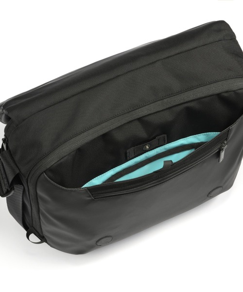 ace.(エース)の「エースジーン ショルダーバッグ ラグレンティスクロス A4サイズ収納可能 13.3inchPC収納 16L 810g 68797(ショルダーバッグ・メンズ・ブラック/ダークグレー・FREE)」の10枚目の写真