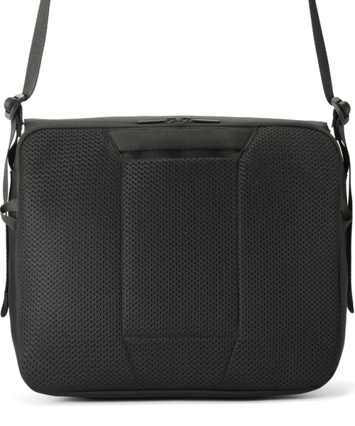 ace.(エース)の「エースジーン ショルダーバッグ ラグレンティスクロス A4サイズ収納可能 13.3inchPC収納 16L 810g 68797(ショルダーバッグ・メンズ・ブラック/ダークグレー・FREE)」の8枚目の写真