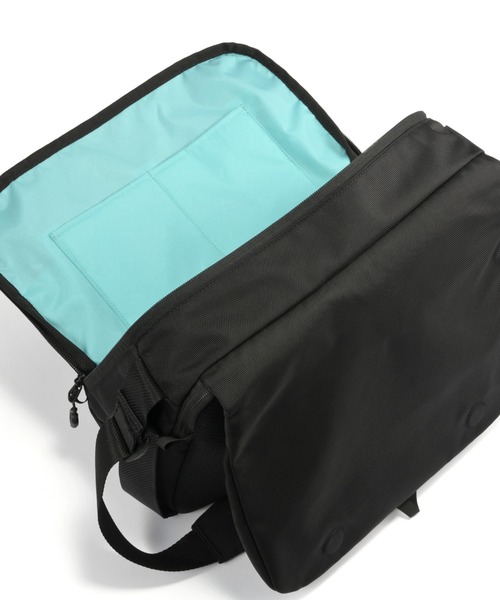 ace.(エース)の「エースジーン ショルダーバッグ ラグレンティスクロス A4サイズ収納可能 13.3inchPC収納 16L 810g 68797(ショルダーバッグ・メンズ・ブラック/ダークグレー・FREE)」の7枚目の写真