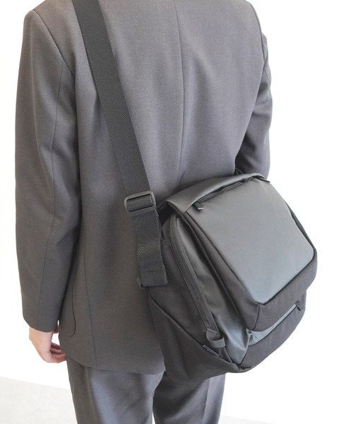 ace.(エース)の「エースジーン ショルダーバッグ ラグレンティスクロス A4サイズ収納可能 13.3inchPC収納 16L 810g 68797(ショルダーバッグ・メンズ・ブラック/ダークグレー・FREE)」の18枚目の写真