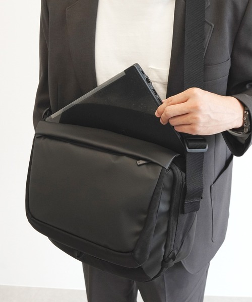 ace.(エース)の「エースジーン ショルダーバッグ ラグレンティスクロス A4サイズ収納可能 13.3inchPC収納 16L 810g 68797(ショルダーバッグ・メンズ・ブラック/ダークグレー・FREE)」の15枚目の写真