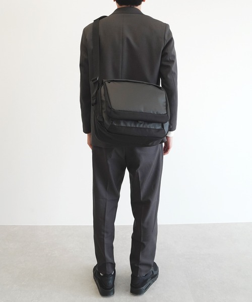 ace.(エース)の「エースジーン ショルダーバッグ ラグレンティスクロス A4サイズ収納可能 13.3inchPC収納 16L 810g 68797(ショルダーバッグ・メンズ・ブラック/ダークグレー・FREE)」の17枚目の写真