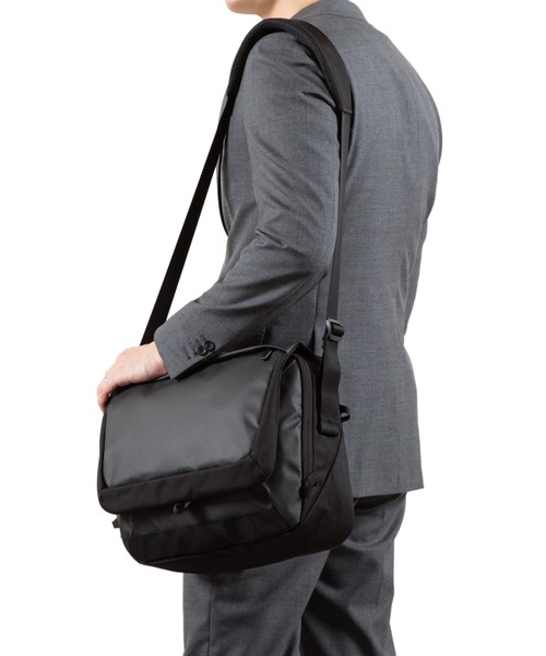 ace.(エース)の「エースジーン ショルダーバッグ ラグレンティスクロス A4サイズ収納可能 13.3inchPC収納 16L 810g 68797(ショルダーバッグ・メンズ・ブラック/ダークグレー・FREE)」の22枚目の写真