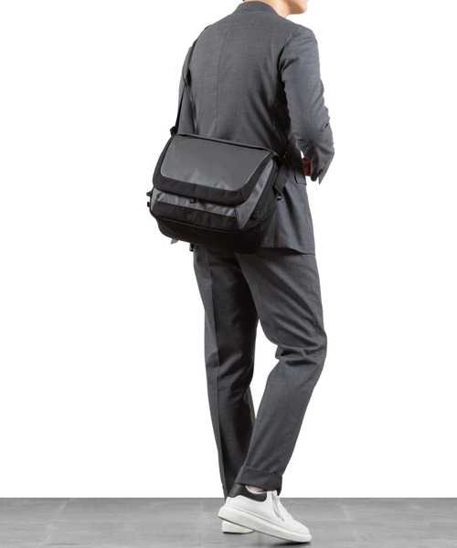 ace.(エース)の「エースジーン ショルダーバッグ ラグレンティスクロス A4サイズ収納可能 13.3inchPC収納 16L 810g 68797(ショルダーバッグ・メンズ・ブラック/ダークグレー・FREE)」の21枚目の写真