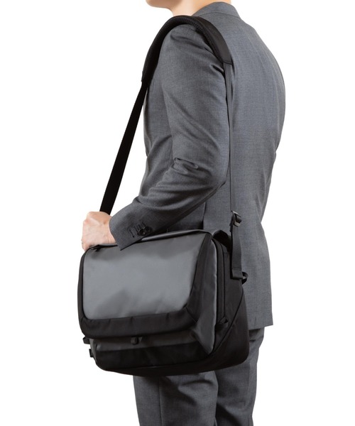 ace.(エース)の「エースジーン ショルダーバッグ ラグレンティスクロス A4サイズ収納可能 13.3inchPC収納 16L 810g 68797(ショルダーバッグ・メンズ・ブラック/ダークグレー・FREE)」の20枚目の写真