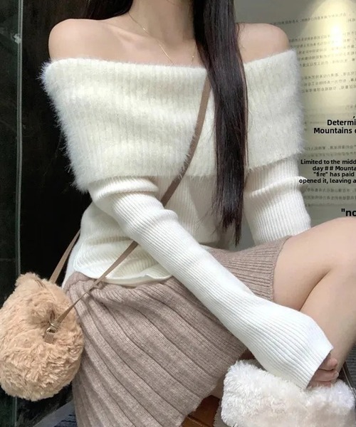ALTROSE(アルトローズ)の「トップス オフショルダー シャギー ニット(ニット/セーター・レディース・アイボリー/ブラック・FREE)」の8枚目の写真