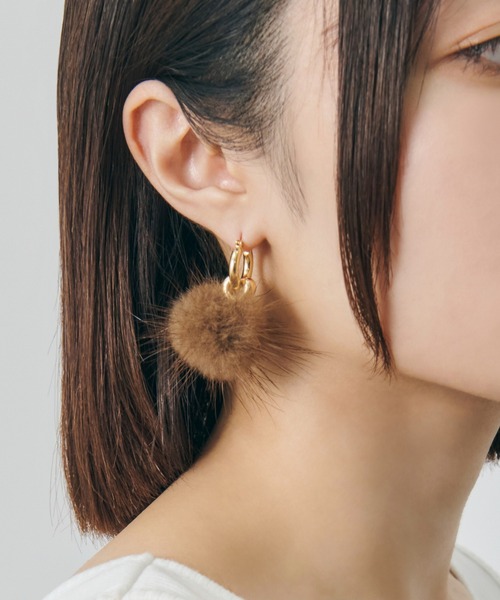 GOLDY(ゴールディ)の「ミンク ファー ×メタル ハート ピアス(ピアス(両耳用)・レディース・ブラウン/アイボリー/グレー・FREE)」の1枚目の写真