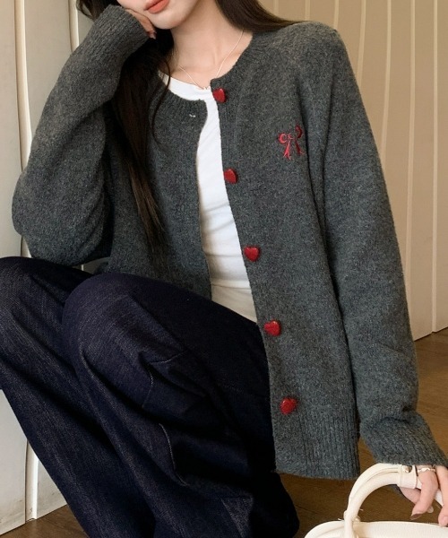 gossip!ロサンゼルス(ゴシップロサンゼルス)の「【Y2Kガーリー】レトロニットカーディガン(刺繍×ハートボタン)(ニット/セーター・レディース・ダークグレー・FREE)」の2枚目の写真